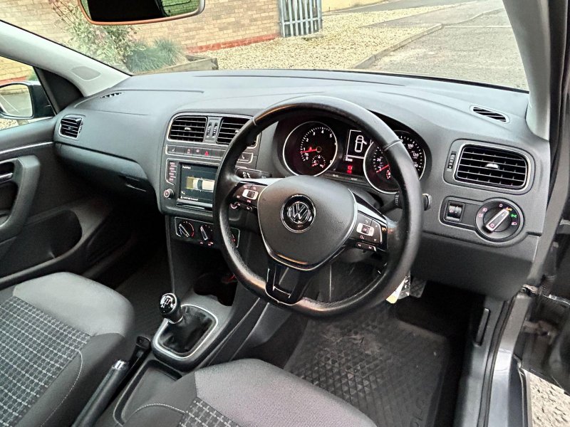 VOLKSWAGEN POLO