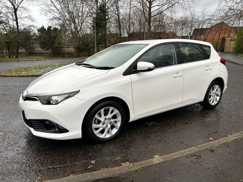 TOYOTA AURIS